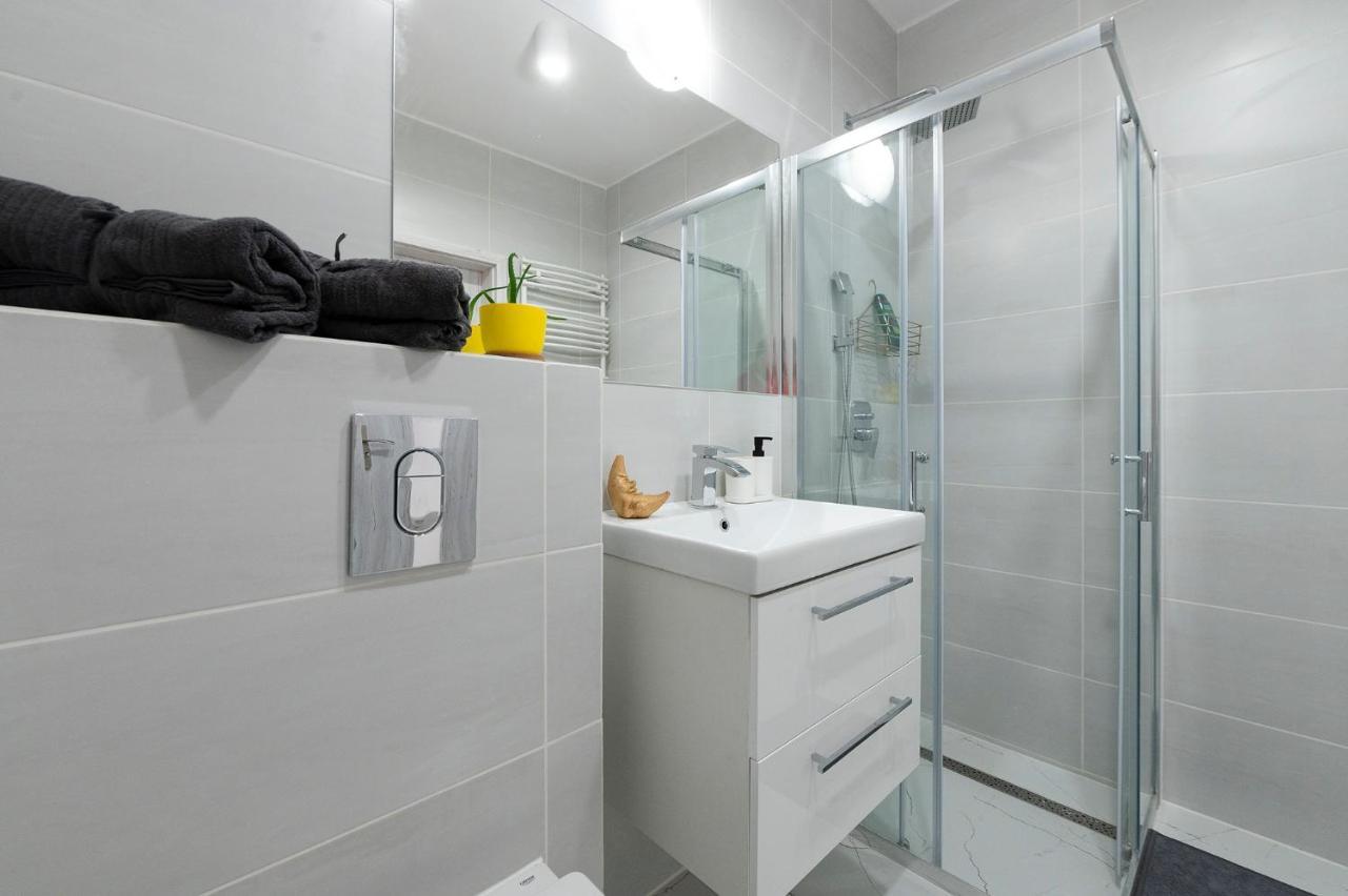 Luxury In City -3- Studio Bright & Secure Free Parking Lodź Bagian luar foto