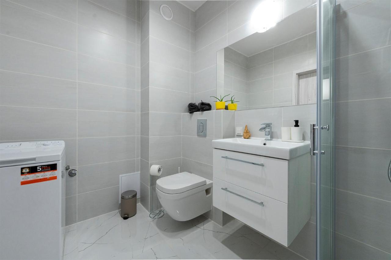 Luxury In City -3- Studio Bright & Secure Free Parking Lodź Bagian luar foto